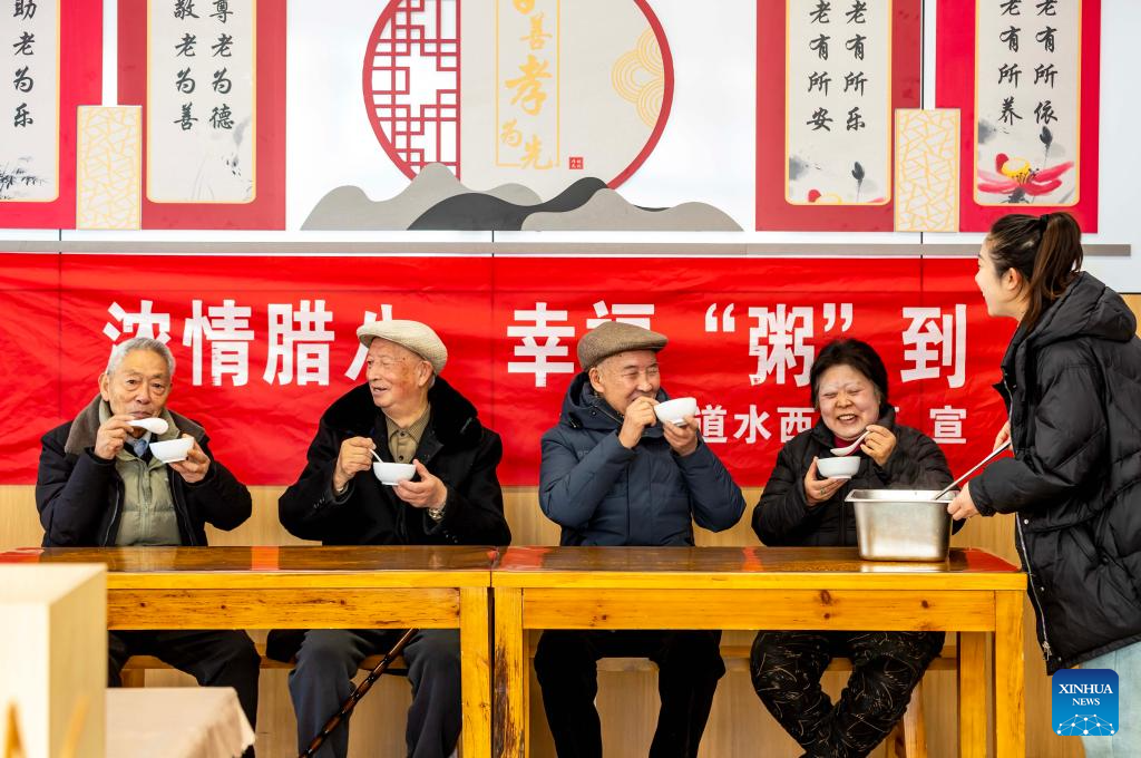 Warga emas merasa bubur Laba di sebuah pusat komuniti di bandar Qianxi, provinsi Guizhou, barat daya China, 26 Januari 2026. (Fan Hui/Xinhua)