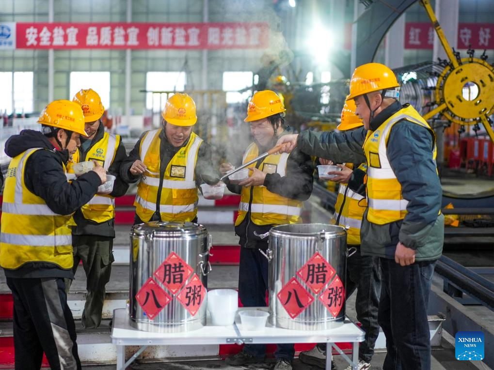 Pekerja kereta api merasa bubur Laba di sebuah loji di bandar Xinghua, provinsi Jiangsu, timur China, 26 Januari 2026. (Zhou Shegen/Xinhua)