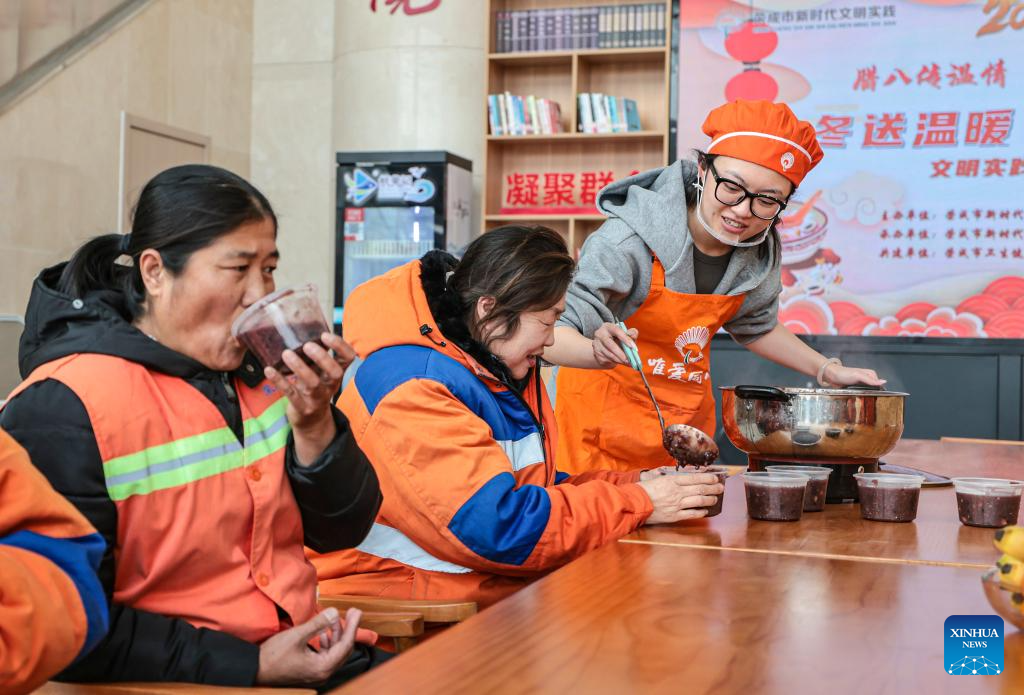 Pekerja sanitasi merasa bubur Laba di sebuah pusat komuniti di bandar Rongcheng, provinsi Shandong, timur China, 26 Januari 2026. (Li Xinjun/Xinhua)