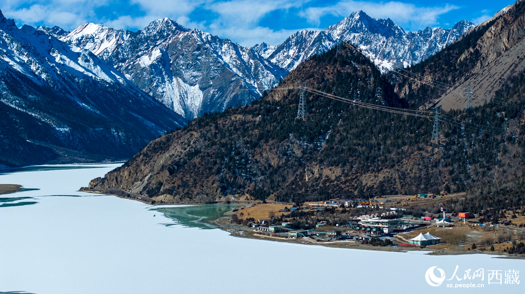 Foto menunjukkan pemandangan mempesona tasik Ranwu selepas salji di Qamdo, wilayah autonomi Tibet, barat daya China. (Foto/Xu Yuyao)