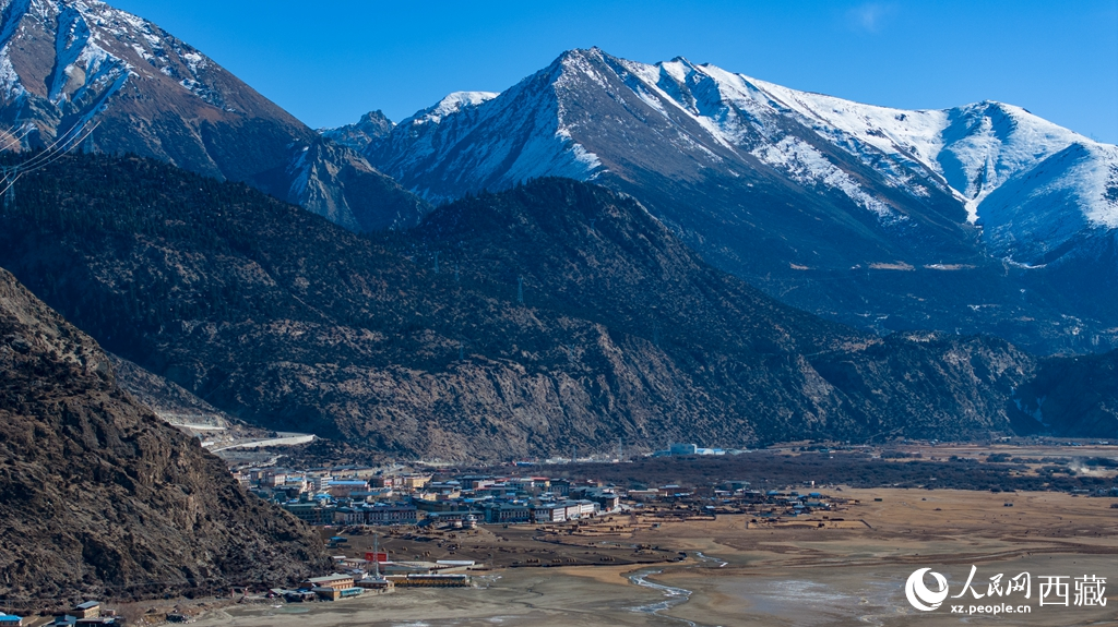 Foto menunjukkan pekan Ranwu dikelilingi gunung salji di Qamdo, wilayah autonomi Tibet, barat daya China. (Foto/Xu Yuyao)