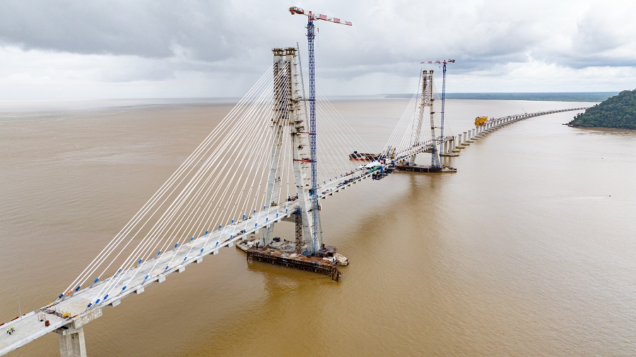 Foto menunjukkan Jambatan Batang Lupar yang sedang dibina. (Foto ihsan MBEC)