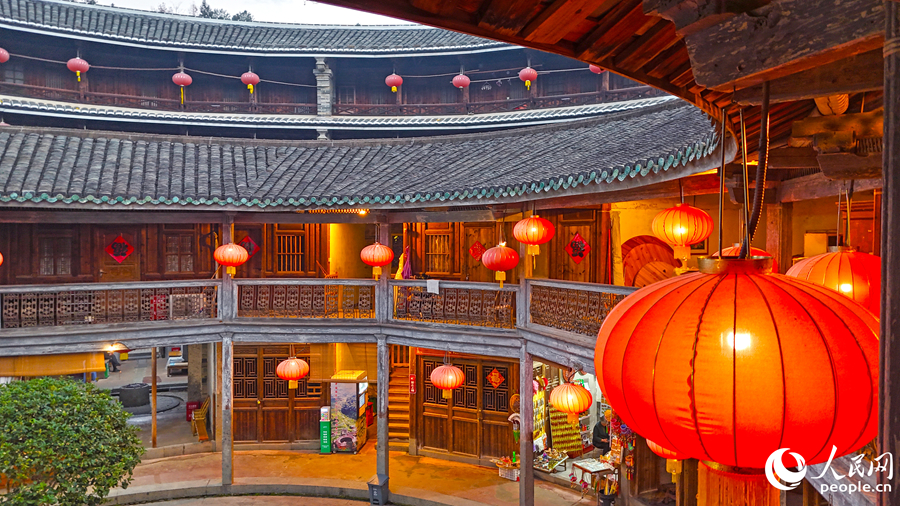 Pelancong Hayati Suasana Perayaan di Rumah Tanah Purba Fujian