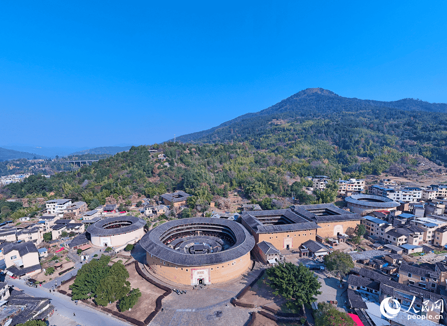 Pelancong Hayati Suasana Perayaan di Rumah Tanah Purba Fujian