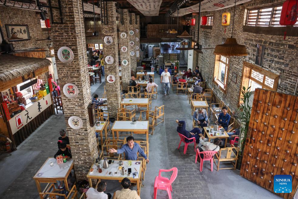 Orang ramai menikmati masa santai di sebuah kedai kopi dalam rumah lama di pekan Dingcheng, kaunti Ding’an, provinsi Hainan, selatan China, 27 Januari 2026. (Xinhua/Zhang Liyun)