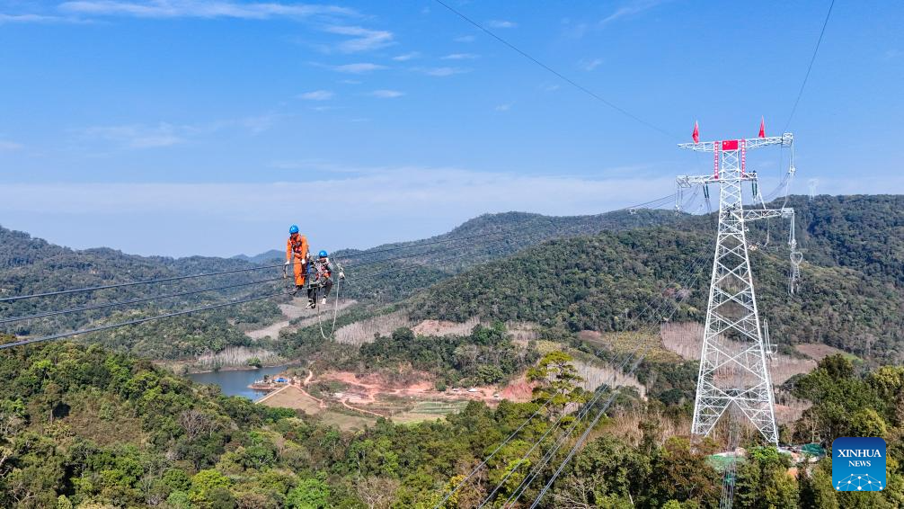 Foto dron bertarikh 5 Februari 2026 menunjukkan pekerja pembinaan bertugas di tempat pertemuan seksyen China dan Laos bagi projek ketersambungan kuasa 500kV China-Laos. (Xinhua/Peng Yikai) 