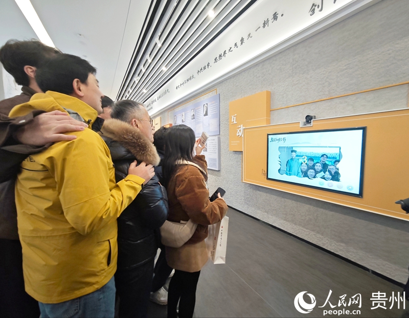 Pengunjung asing mengambil “gambar digital” bersama Wang Yangming. (People’s Daily Online/Long Zhangyu)