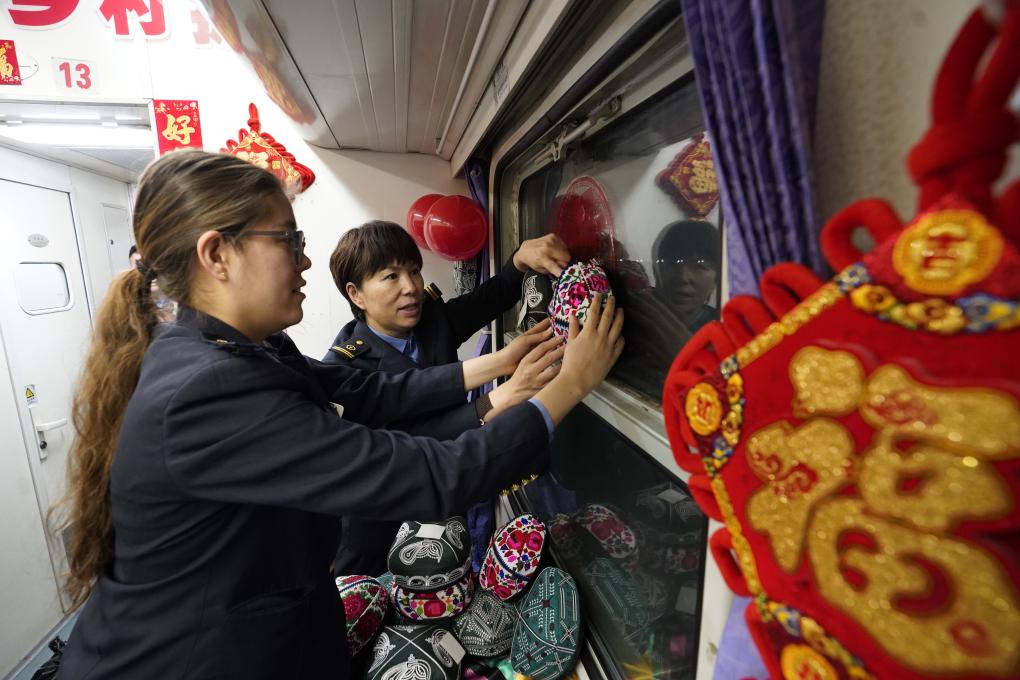 Kereta Api Perlahan Jadi ‘Bazar Tahun Baharu’ Bergerak