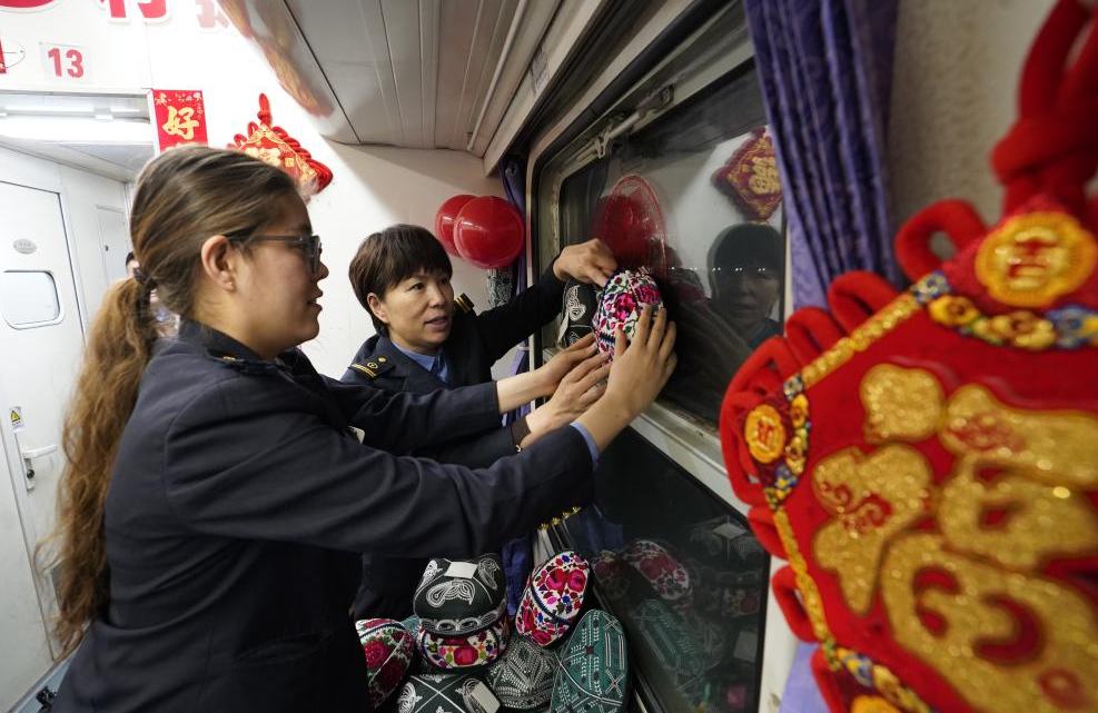 Kereta Api Perlahan Jadi ‘Bazar Tahun Baharu’ Bergerak