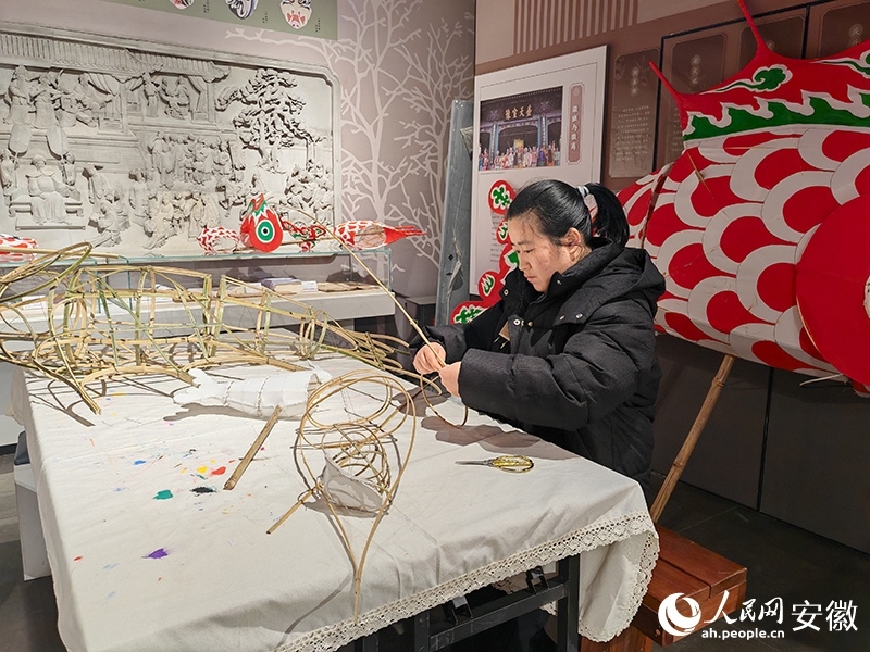 Wang Qinyan membuat tanglung berbentuk ikan di bengkelnya di kaunti Shexian, bandar Huangshan, provinsi Anhui, timur China. (People's Daily Online/Ding Ji)