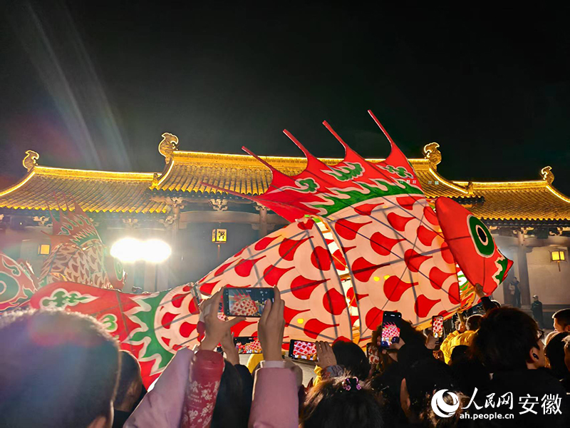 Persembahan tanglung berbentuk ikan di kaunti Shexian, bandar Huangshan, provinsi Anhui, timur China. (People's Daily Online/Ding Ji)Persembahan tanglung berbentuk ikan di kaunti Shexian, bandar Huangshan, provinsi Anhui, timur China. (People's Daily Online/Ding Ji)