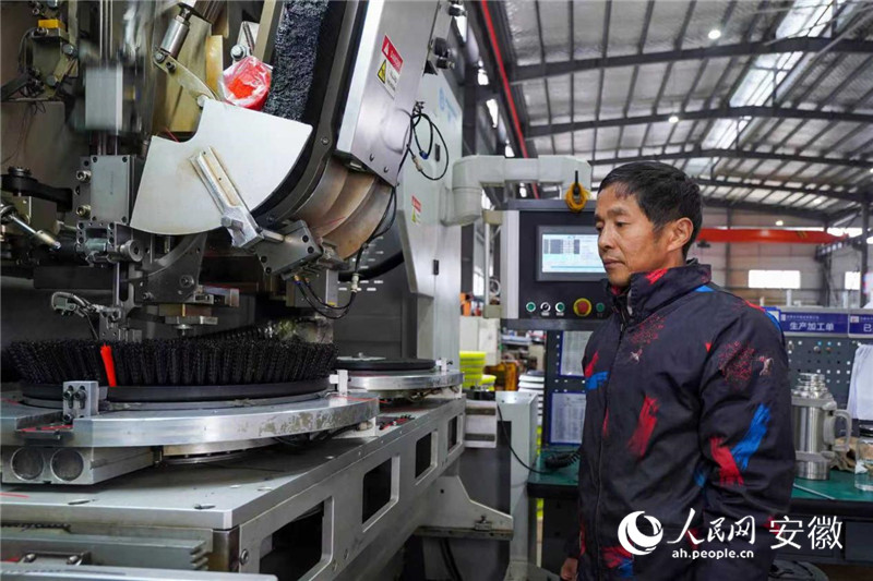 Seorang pekerja memeriksa peralatan membuat berus di pekan Yuantan, Qianshan, provinsi Anhui, timur China. (People's Daily Online/Chen Ruotian)