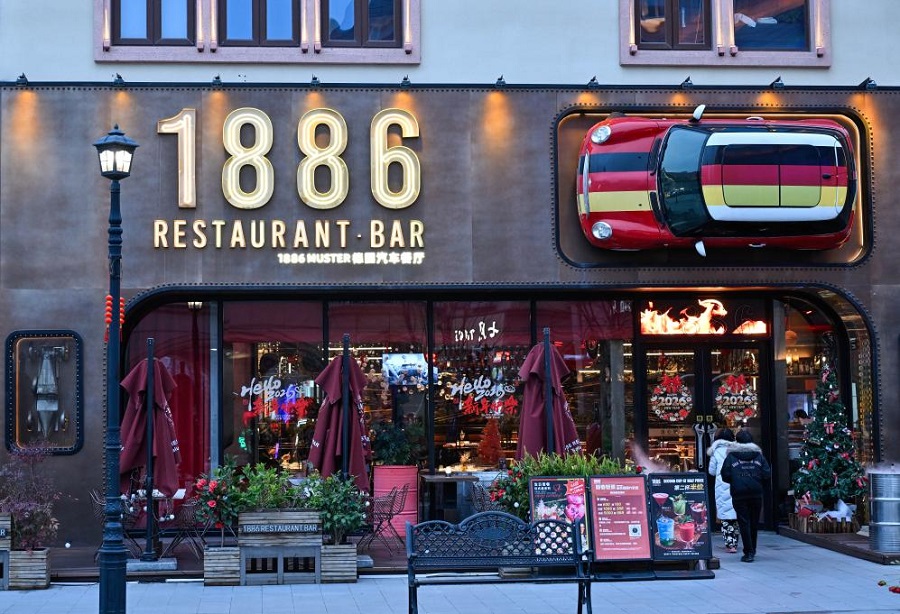 Pelanggan masuk ke sebuah restoran Jerman di Taicang, provinsi Jiangsu, timur China, 24 Februari 2026. (Xinhua/Ji Chunpeng)