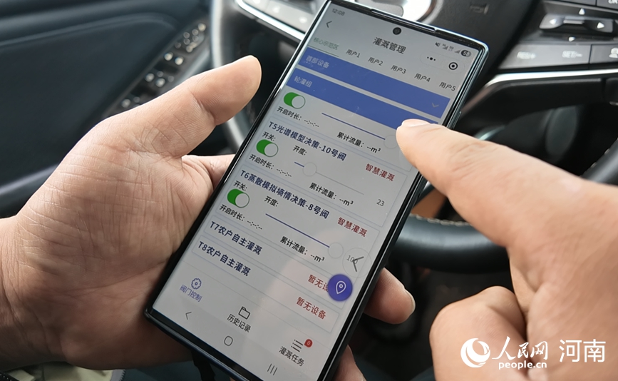 Feng Qinyuan mengetik telefon untuk menghidupkan sistem pengairan titis di ladang gandumnya di kaunti Huojia, Xinxiang, provinsi Henan, tengah China. (People's Daily Online/Shang Mingzhen)