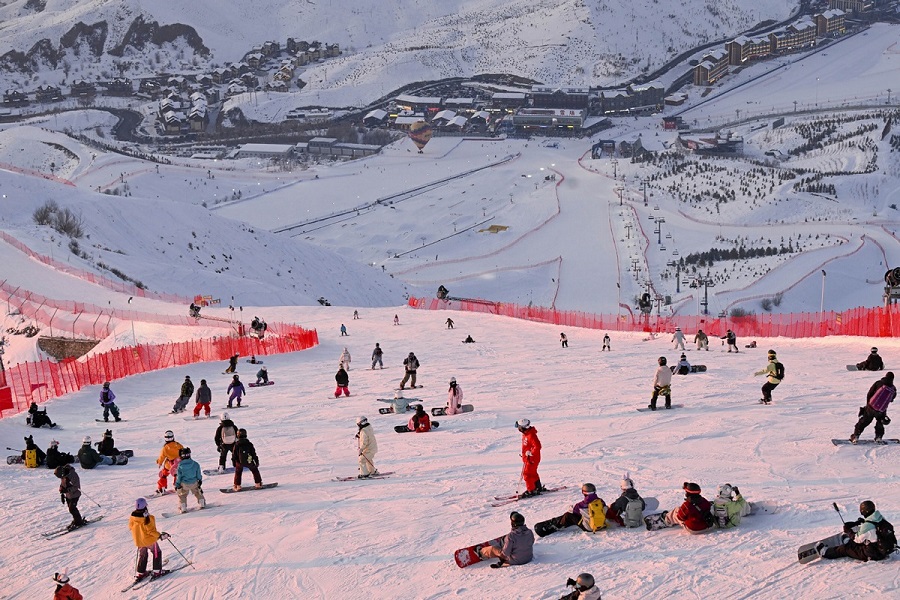 Pelawat bermain ski di Resort Ski Antarabangsa Jiangjunshan di Altay, wilayah Xinjiang, barat laut China, 25 Februari 2026. (Xinhua/Wang Fei)