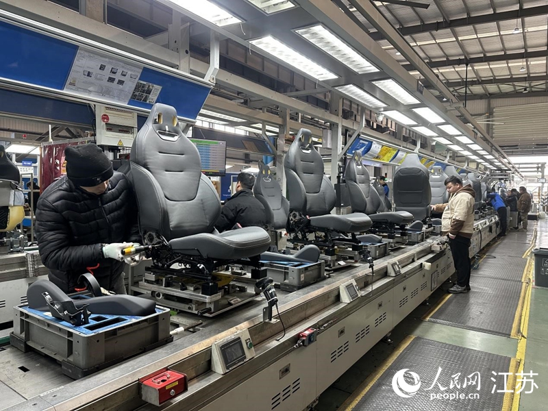 Foto menunjukkan talian pengeluaran kerusi depan kereta di kilang Yanfeng (Changzhou) Auto Parts Manufacturing Co., Ltd. di pekan Luoxi, Changzhou, provinsi Jiangsu, timur China. (People's Daily Online/Zhao Dengyan)