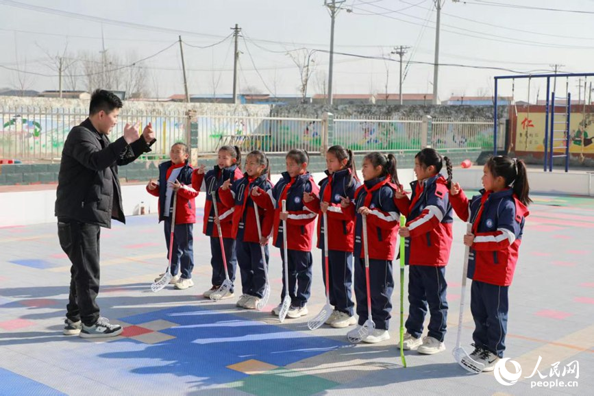 Sukarelawan Liu Yadong (paling kiri) mengajar murid-murid berbahasa Inggeris sebagai persiapan untuk ke luar negara. (People's Daily Online/Cheng Minghui)