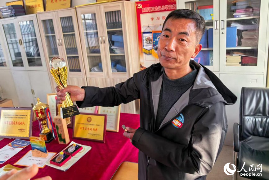 Bai Qingtao menunjukkan piala juara. (People's Daily Online/Cheng Minghui)