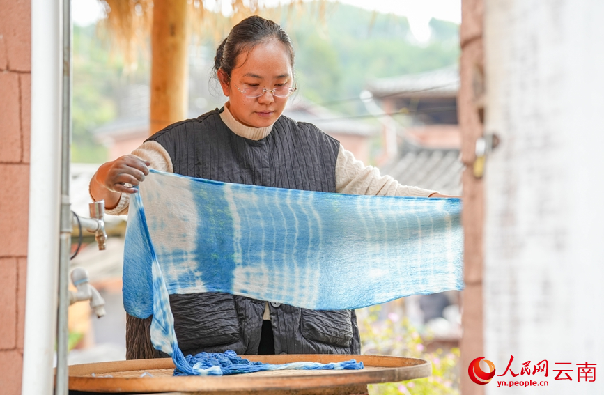Huang Lin membuat tekstil ikat celup di bengkelnya di kampung Nakeli, kaunti autonomi Hani dan Yi Ning’er, provinsi Yunnan, barat daya China. (People's Daily Online/Hu Zunhui)