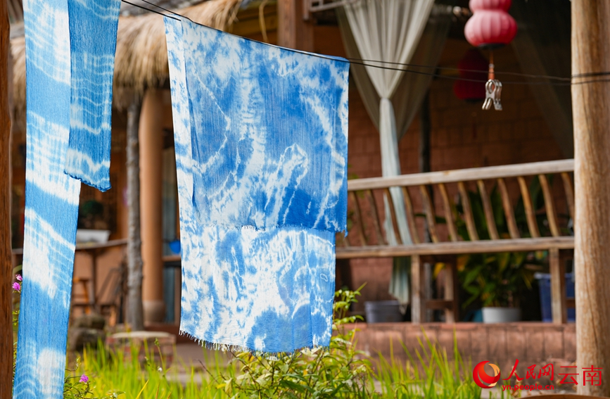 Foto menunjukkan tekstil ikat celup di bengkel Huang Lin di kampung Nakeli, kaunti autonomi Hani dan Yi Ning’er, provinsi Yunnan, barat daya China. (People's Daily Online/Hu Zunhui)