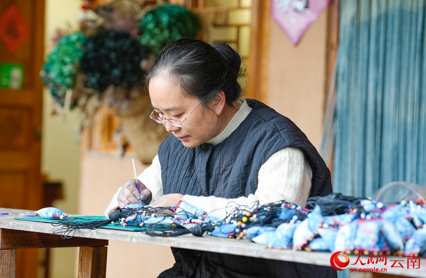 Huang Lin membuat produk ikat celup di bengkelnya di kampung Nakeli, kaunti autonomi Hani dan Yi Ning’er, provinsi Yunnan, barat daya China. (People's Daily Online/Hu Zunhui)