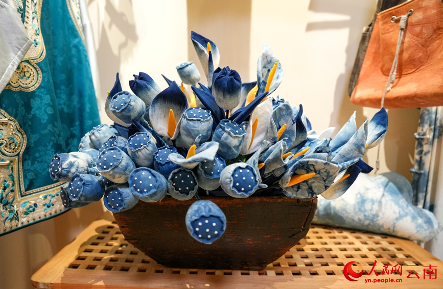 Foto menunjukkan produk ikat celup di bengkel Huang Lin di kampung Nakeli, kaunti autonomi Hani dan Yi Ning’er, provinsi Yunnan, barat daya China. (People's Daily Online/Hu Zunhui)