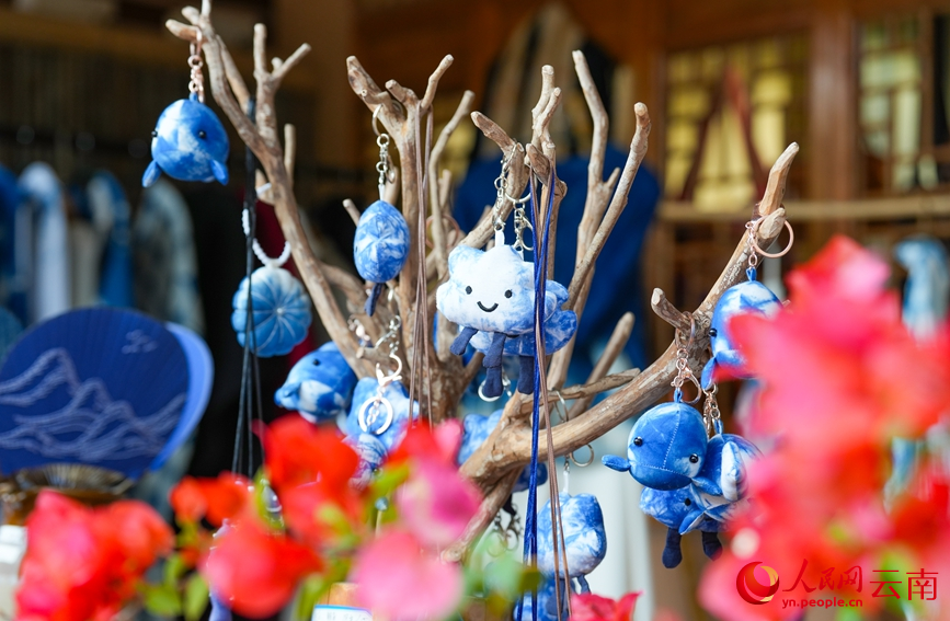 Foto menunjukkan produk ikat celup di bengkel Huang Lin di kampung Nakeli, kaunti autonomi Hani dan Yi Ning’er, provinsi Yunnan, barat daya China. (People's Daily Online/Hu Zunhui)