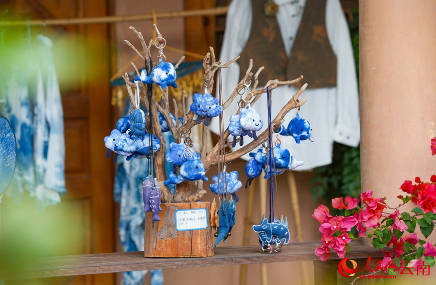 Foto menunjukkan produk ikat celup di bengkel Huang Lin di kampung Nakeli, kaunti autonomi Hani dan Yi Ning’er, provinsi Yunnan, barat daya China. (People's Daily Online/Hu Zunhui)