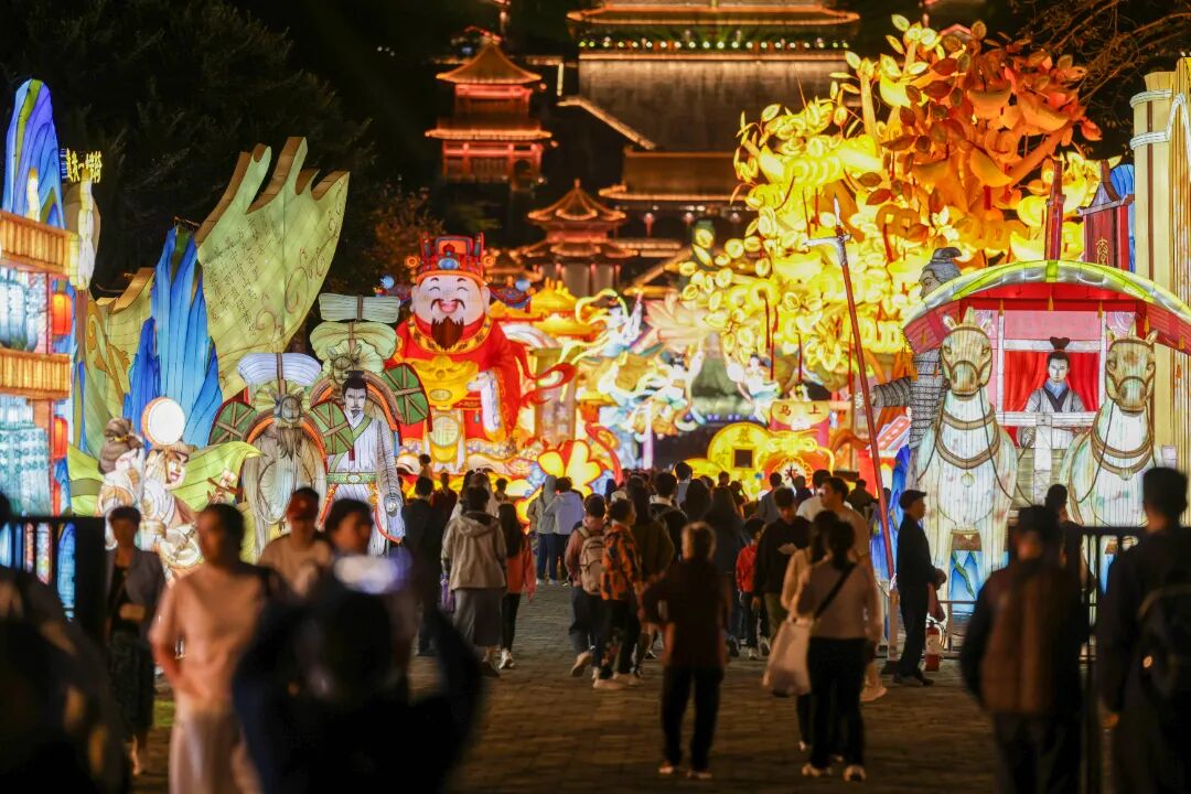 Pameran tanglung menarik kehadiran ramai pengunjung di daerah Nansha, provinsi Guangdong, selatan China. (Foto ihsan penerima wawancara)