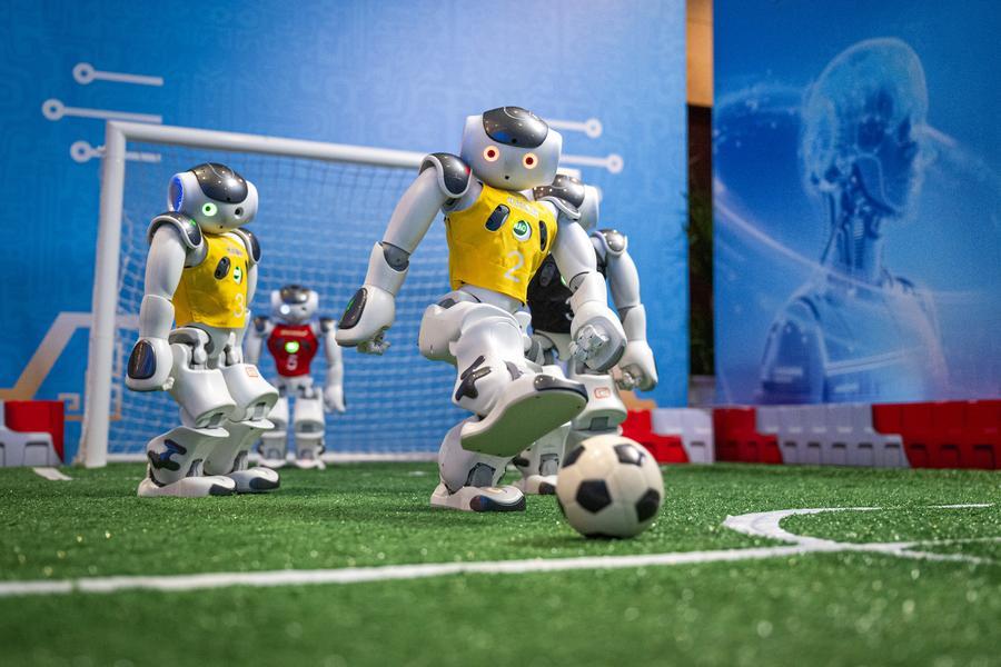 Robot manusia bermain bola sepak di Wuhan, provinsi Hubei, tengah China, 24 Februari 2026. (Xinhua/Xiao Yijiu)