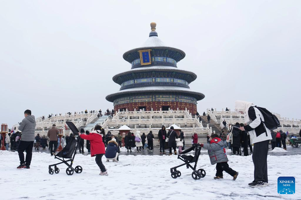 Pelancong melawat Taman Tiantan (Temple of Heaven) di Beijing, ibu negara China, 5 Mac 2026. (Xinhua/Ju Huanzong)