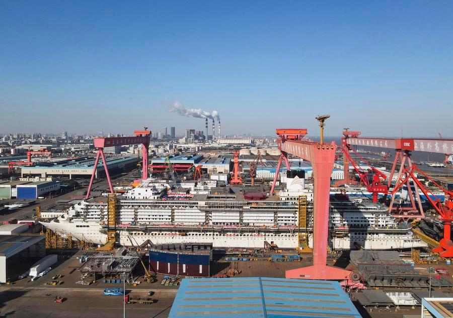 Foto dron bertarikh 15 Januari 2025 ini menunjukkan kapal persiaran Adora Flora City sedang dibina oleh Shanghai Waigaoqiao Shipbuilding Co., Ltd. di Shanghai, timur China. (Xinhua/Fang Zhe)