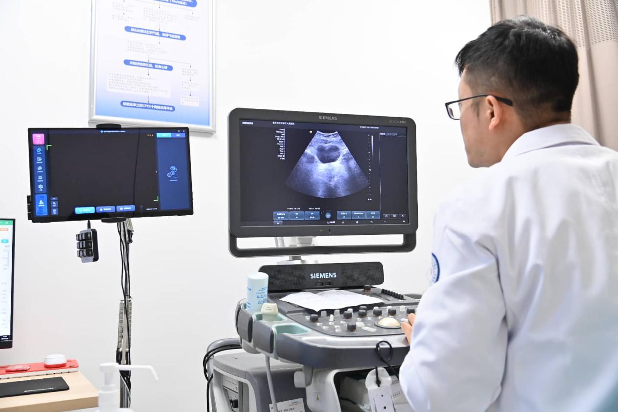 Seorang doktor menggunakan sistem perubatan berbantu Ai untuk diagnosis ultrabunyi berwarna di Hospital Shapingba Universiti Chongqing. (Foto/Sun Kaifang)