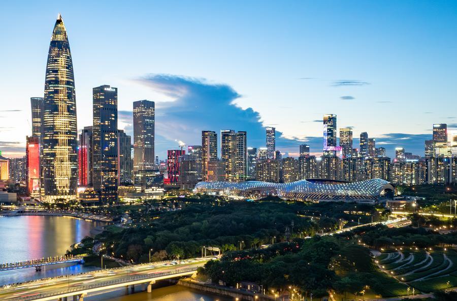 Foto dron bertarikh 25 Jun 2025 menunjukkan pemandangan di Pusat Sukan Teluk Shenzhen serta bangunan-bangunan sekitar, di Shenzhen, provinsi Guangdong, selatan China. (Xinhua/Mao Siqian)