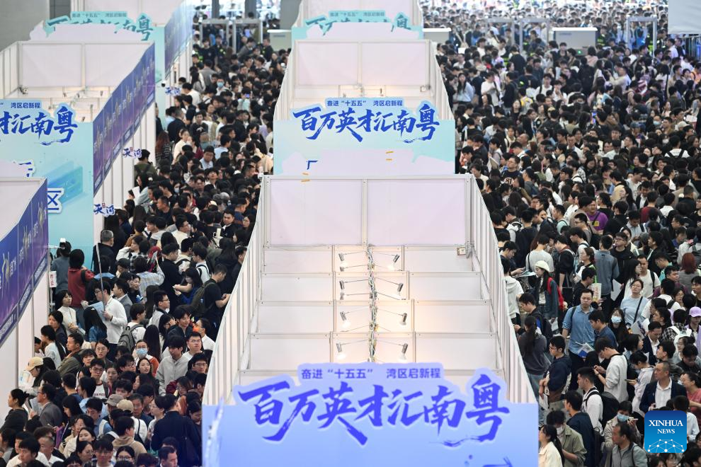 Foto bertarikh 15 Mac 2026 ini menunjukkan sebuah pameran kerjaya di Guangzhou, provinsi Guangdong, selatan China. Pameran kerjaya itu membuka tirai pada Ahad dengan penyertaan lebih 2,000 majikan, menawarkan kira-kira 85,000 jawatan kosong. (Xinhua/Deng Hua)