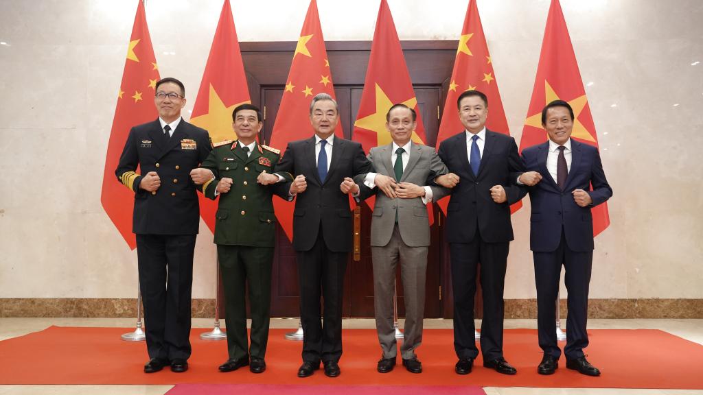Mesyuarat peringkat menteri yang pertama di bawah Mekanisme Dialog Strategik Diplomasi, Pertahanan Negara dan Keselamatan Awam (3+3) China-Vietnam telah diadakan di Hanoi, Vietnam semalam.  Mesyuarat ini dipengerusikan bersama oleh Menteri Luar Wang Yi, Menteri Keselamatan Awam, Wang Xiaohong dan Menteri Pertahanan, Dong Jun dari pihak China, serta Menteri Luar, Le Hoai Trung, Menteri Pertahanan, Phan Van Giang dan Menteri Keselamatan Awam, Luong Tam Quang dari pihak Vietnam.
