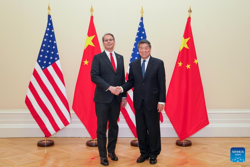 Naib Perdana Menteri China He Lifeng berjabat tangan dengan Setiausaha Perbendaharaan AS Scott Bessent di Paris, Perancis, 15 Mac 2026. (Xinhua/Peng Ziyang)