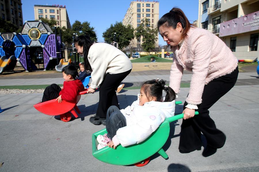 Kanak-kanak dan ibu menyertai acara permainan sukan di sebuah tadika di bandar Lianyungang, provinsi Jiangsu, timur China, 8 Mac 2026. (Xinhua/Wang Chun)