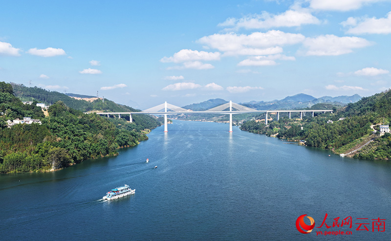 Foto menunjukkan kapal sekolah Wanfeng No. 1 di tasik Wanfeng di pekan Lubuge, kaunti Luoping, provinsi Yunnan, barat daya China. (Foto/Mao Hong)