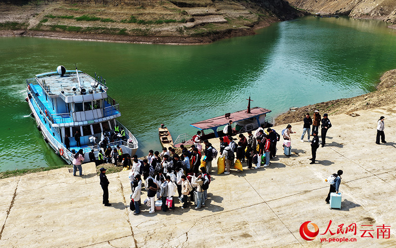 Kapal sekolah Wanfeng No. 1 ditambat di dermaga sekolah di pekan Lubuge, kaunti Luoping, provinsi Yunnan, barat daya China. (Foto/Mao Hong)