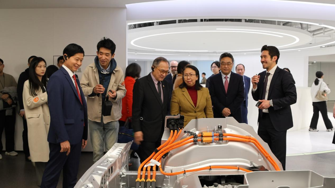 Peserta melawat dewan pameran produk rumah pintar Xiaomi. (Foto ihsan Pusat ASEAN-China)