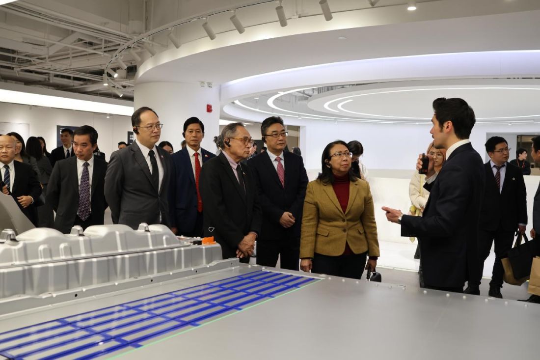 Peserta melawat dewan pameran produk rumah pintar Xiaomi. (Foto ihsan Pusat ASEAN-China)