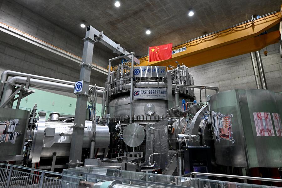 Foto yang diambil pada 15 Januari 2025 ini menunjukkan kemudahan penyelidikan pelakuran nuklear Tokamak Superkonduktor Canggih Eksperimen (EAST) di Hefei, provinsi Anhui, timur China. (Xinhua/Huang Bohan)