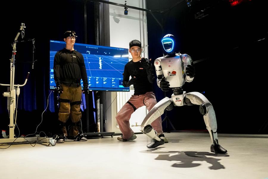 Kakitangan Noitom Technology Co., Ltd. membuat demonstrasi robot kolaboratif kawalan teknologi tangkapan gerakan (motion capture) pada Ekspo Cereka Sains dan Teknologi Masa Depan Beijing 2026 di ibu negara China, 26 Mac 2026. (Xinhua/Xie Han)