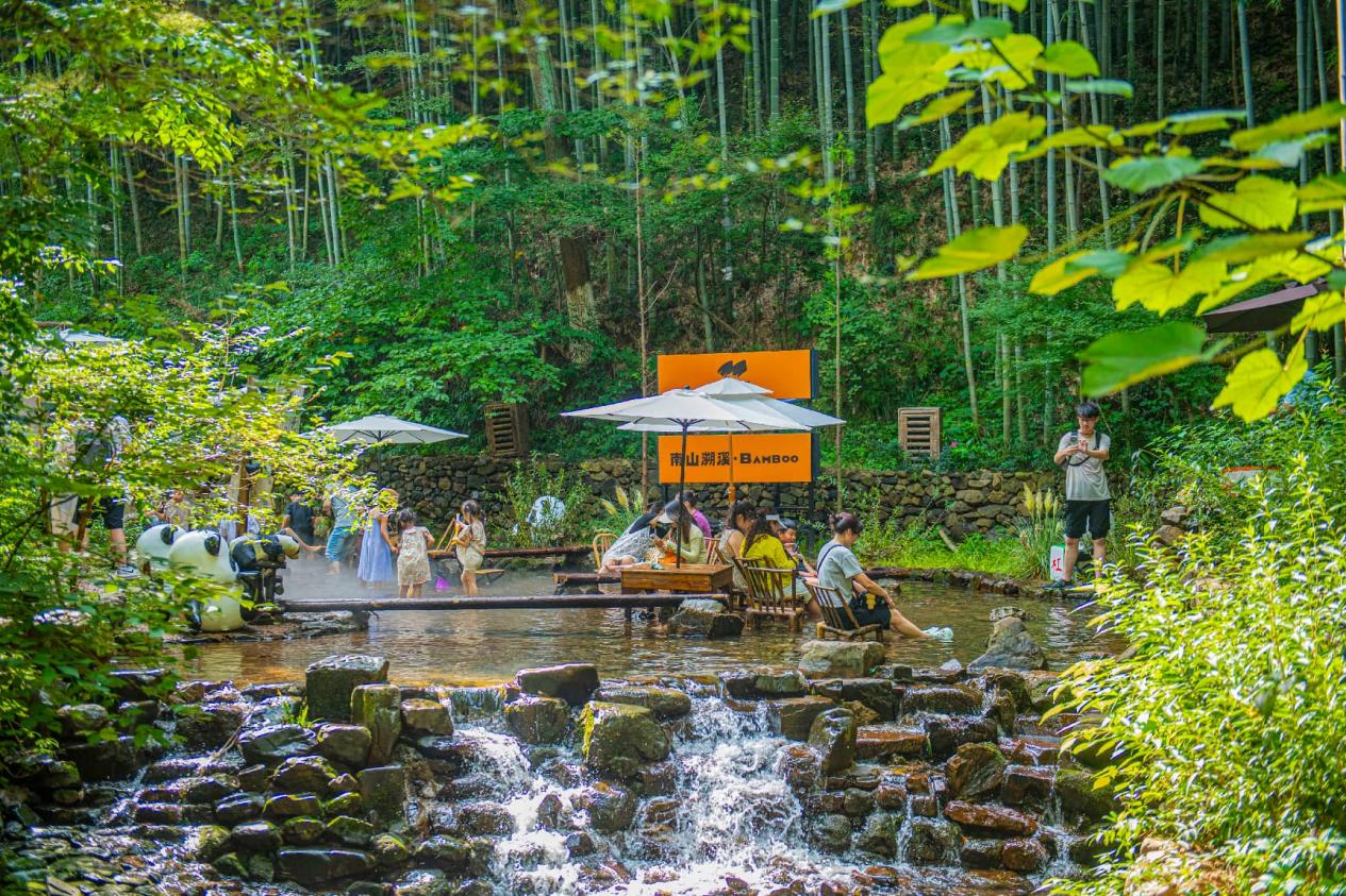 Pelancong melawat hutan buluh di Changzhou, provinsi Jiangsu, timur China. (Foto/Xu Jianghai)