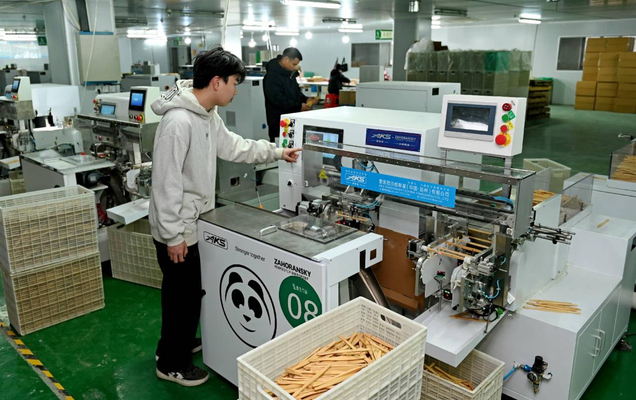 Berus gigi buluh dikeluarkan di bengkel pintar sebuah syarikat pemprosesan buluh di Shaoyang, provinsi Hunan, tengah China. (Foto/ Teng Zhizhong)