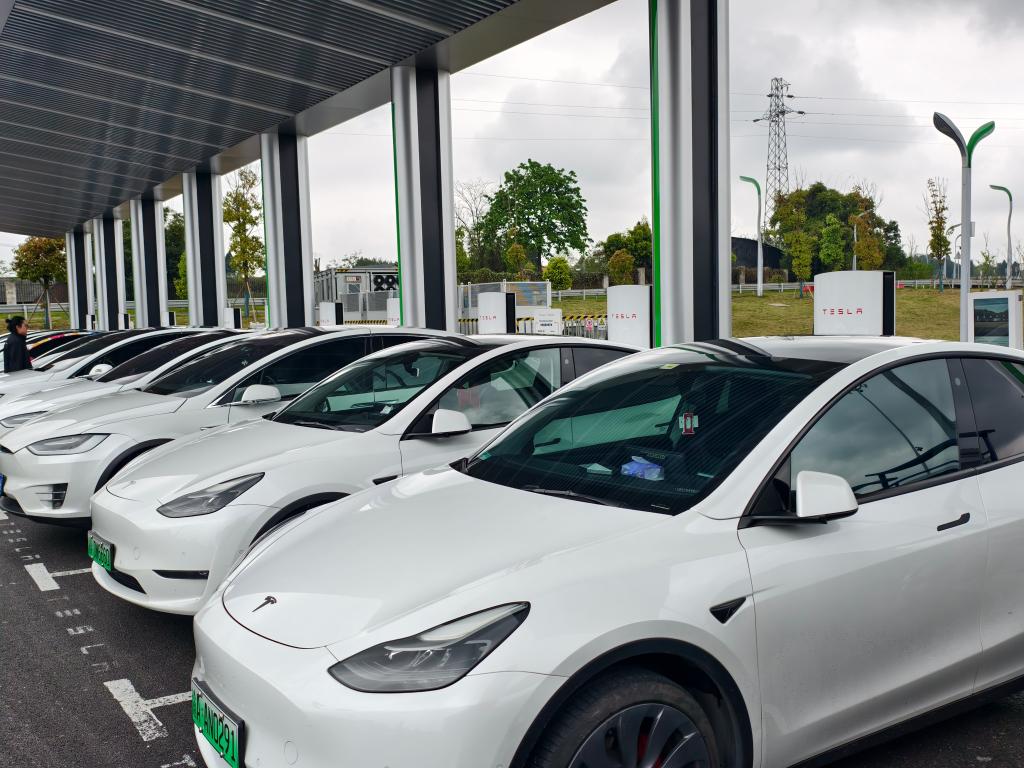 Kenderaan elektrik sedang dicas di stesen pengecas super Tesla di kawasan perkhidmatan Ukiran Batu Dazu, Chongqing, 28 Mac 2026.