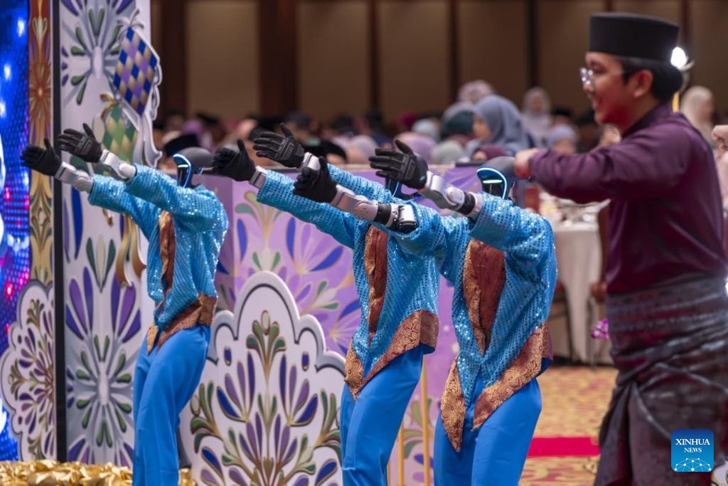 Robot manusia dari China membuat persembahan pada sambutan Hari Raya tradisional Brunei di Bandar Seri Begawan, 4 April 2026. (Foto oleh Samle Bin Haji Jahit/Xinhua)
