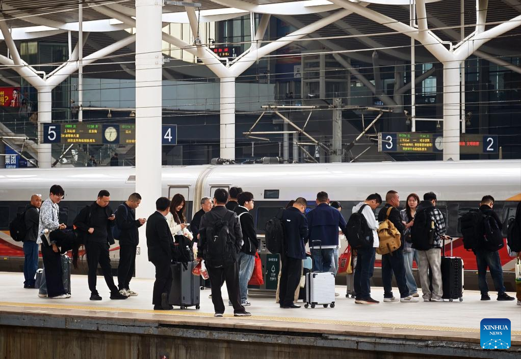 Penumpang menunggu untuk menaiki kereta api di Stesen Kereta Api Timur Xuzhou di provinsi Jiangsu, timur China, 6 April 2026. (Xinhua/Xing Guangli)