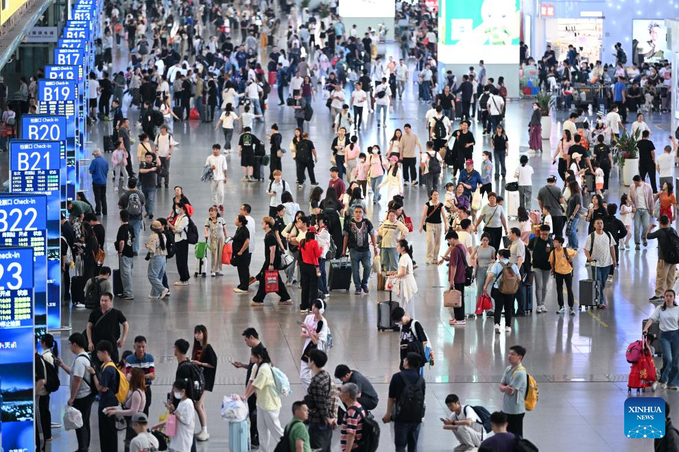 Penumpang dilihat menunggu di balai menunggu Stesen Kereta Api Selatan Guangzhou di provinsi Guangdong, selatan China, 6 April 2026. (Xinhua/Deng Hua)